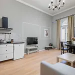 Brand new - 2BR/Sleeps 7 / Netflix + Nespresso (AF56A)